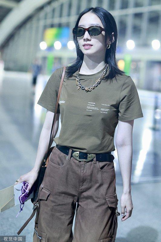 孟美岐咖色T恤搭工装长裤 中性风穿搭潮流帅气