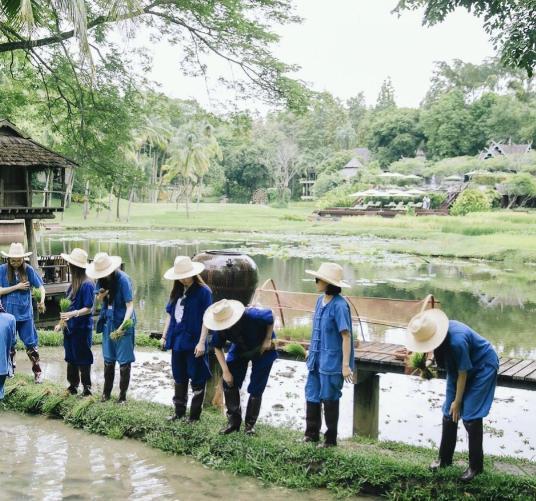 霍英东孙女体验农村生活，打扮朴素踩泥地里不嫌脏