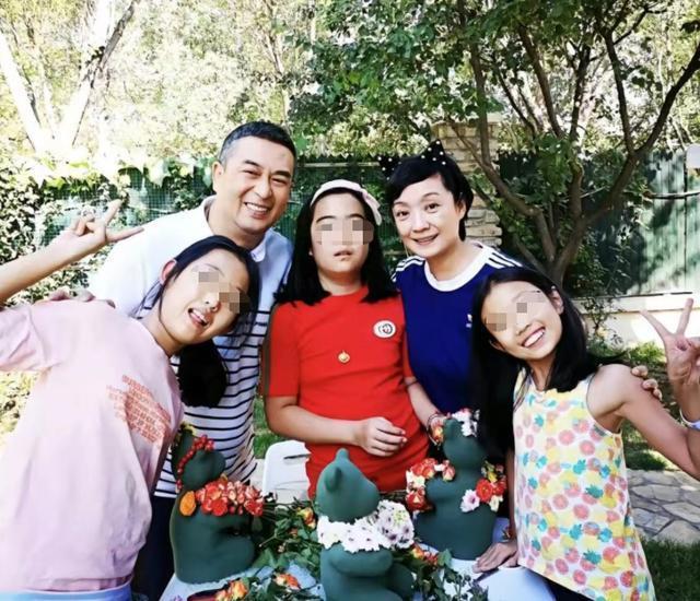 张嘉译与家人罕见同框！女儿胖乎乎和爸爸如复制