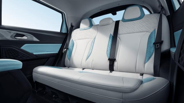 锁定年轻人群体，纯电小型SUV几何E萤火虫亮相