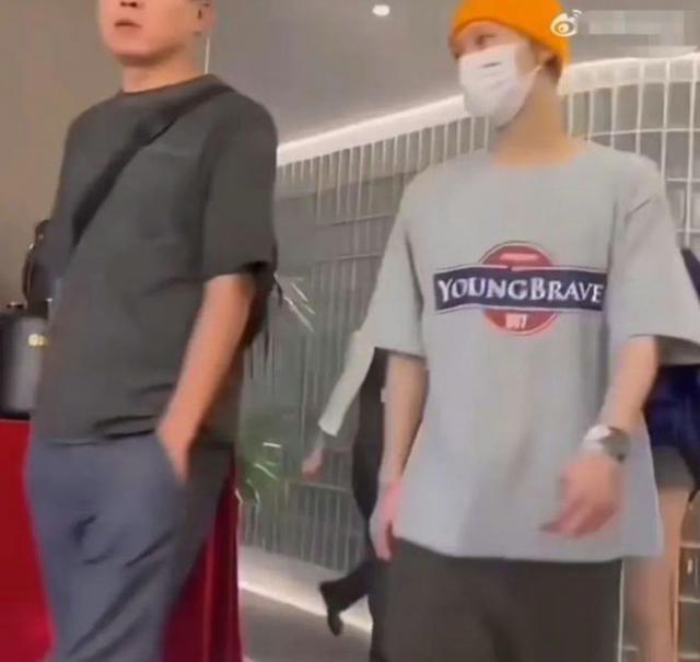 关晓彤她超爱！鹿晗巡演几乎每站都在，穿情侣装路边吃面