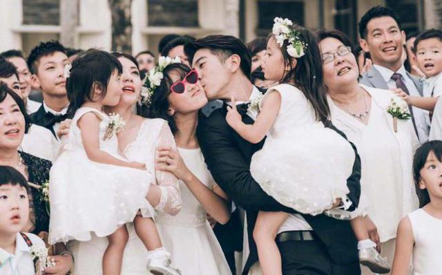 贾静雯晒全家为咘咘庆生，咘咘想买手机遭驳回，幽默化解尴尬