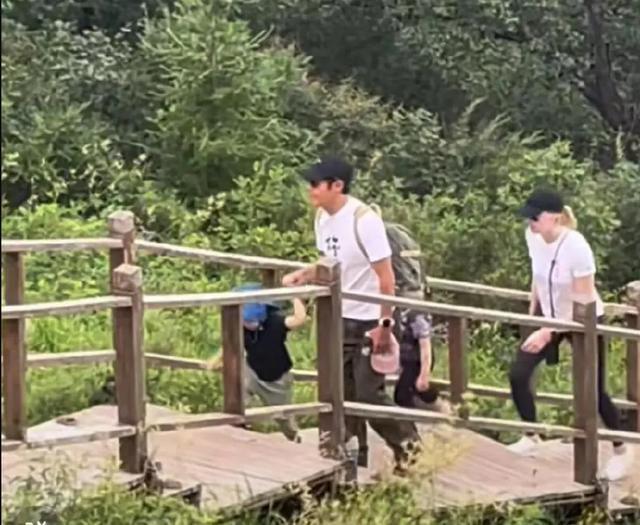 网友偶遇撒贝宁李白一家登山 混血龙凤胎高鼻大眼颜值高