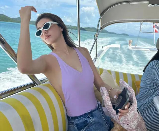 吴千语与富三代男友出海游玩，两人穿泳装同框