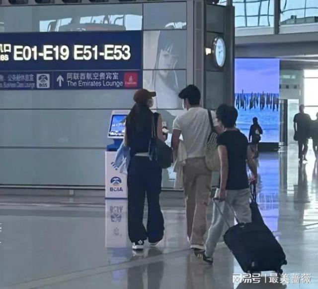 太甜蜜！偶遇井柏然陪刘雯逛街,紧跟女友身后