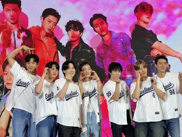 EXO青岛签售会饭拍路透 全员穿棒球服比心团魂满满