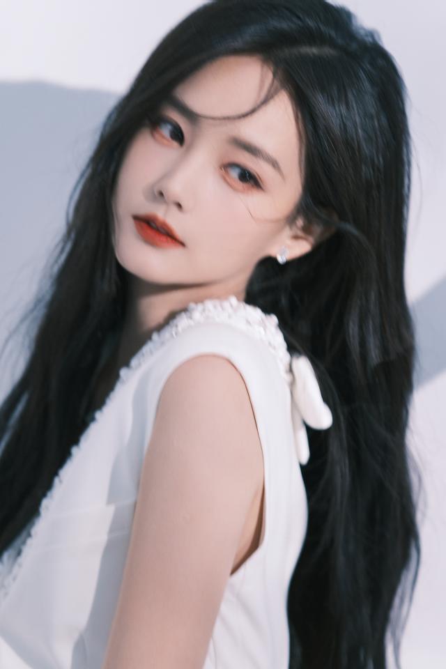 李一桐穿白衣干练飒爽 发丝飞扬红唇吸睛