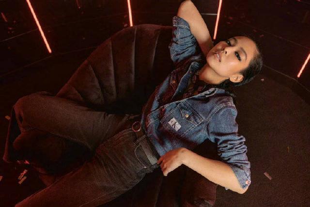 Jennie穿黑色蕾丝内衣妩媚性感 湿发造型冷酷帅气