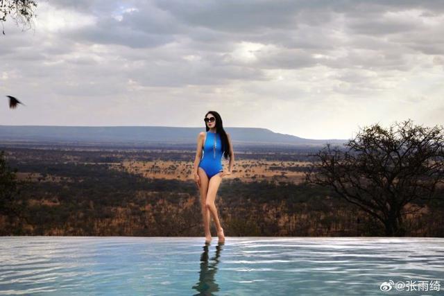 张雨绮晒克莱因蓝泳装大片 身材凹凸有致曲线曼妙