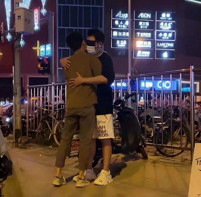 任泉街头蒙面直播：站路边等陌生人来拥抱，引发强烈争议