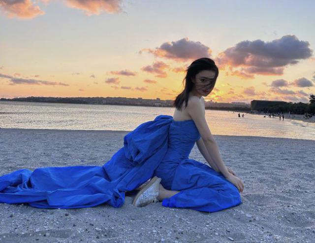 张馨予携母亲看日落，妈妈比女儿还时髦，母女像闺蜜