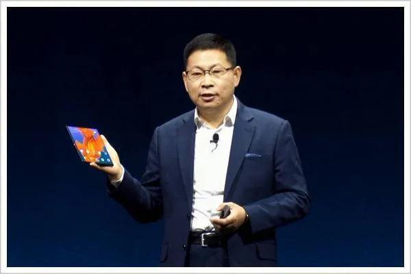 发明折叠屏的人，难受，想哭！