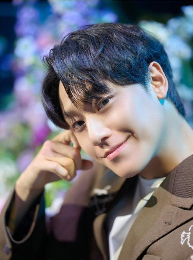 《黑暗荣耀》李到晛入伍照公开 剃寸头排队等候