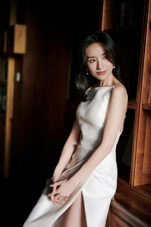 董洁穿珍珠白裙露美背 气质优雅美貌依旧