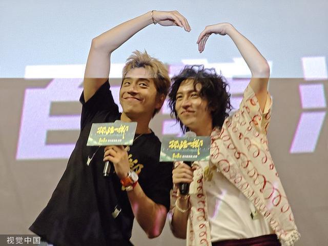 电影《孤注一掷》武汉路演 王大陆孙阳现场比心合影