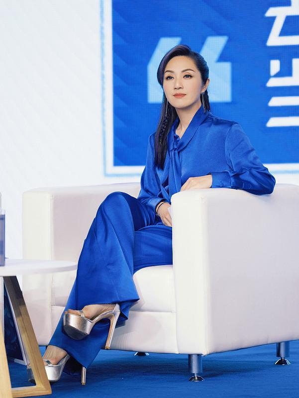 杨千嬅长发造型显温柔优雅 蓝色缎面套装简约干练