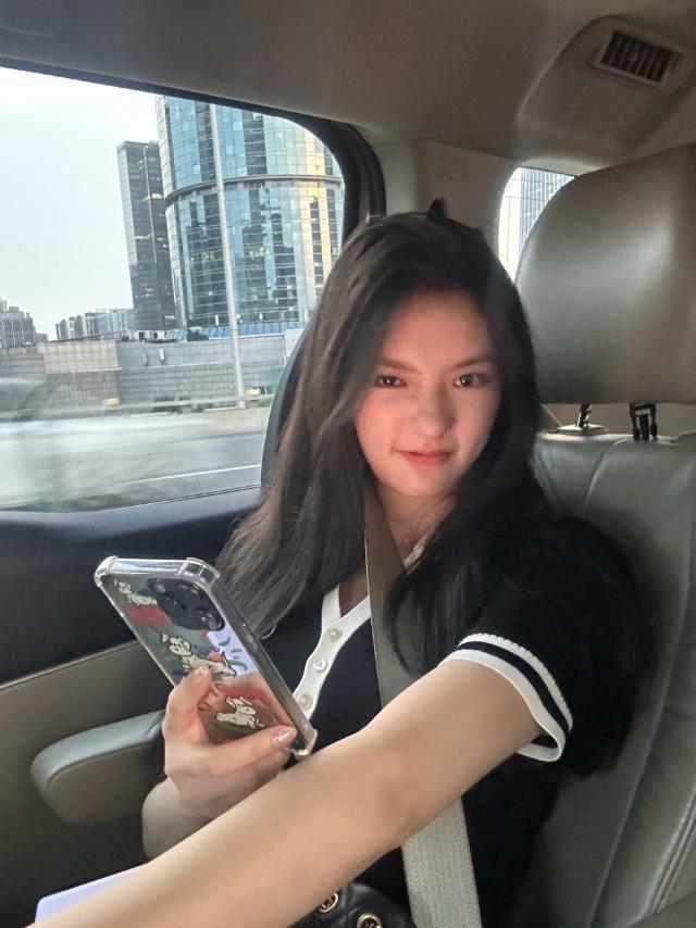 林允晒车内随拍 歪头甜笑鬼马可爱