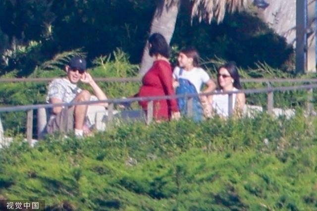 卡戴珊三姐妹一同聚会 肯达尔·詹娜与男友甜蜜同框