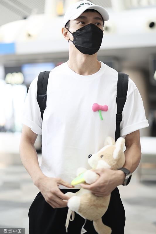 “姜文焕”扮演者黄曦彦低调出行 抱布绒玩偶萌态十足