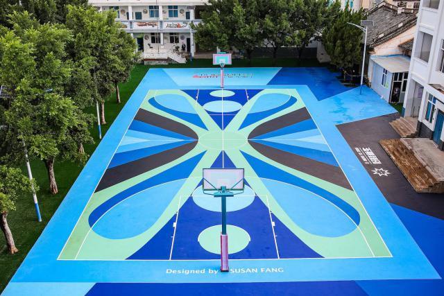 为了鼓励女孩去运动，耐克联手先锋设计师打造了一个超美运动场