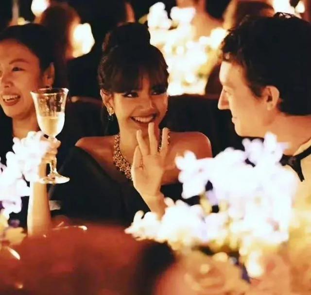 没必要嘲她傍豪门吧……