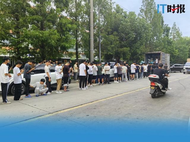 iPhone 15产能冲刺！厂工回归10小时工作量，月入5000元以上