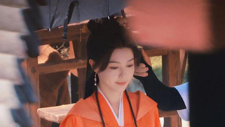 唐嫣《念无双》红衣斗篷路透仙气灵动