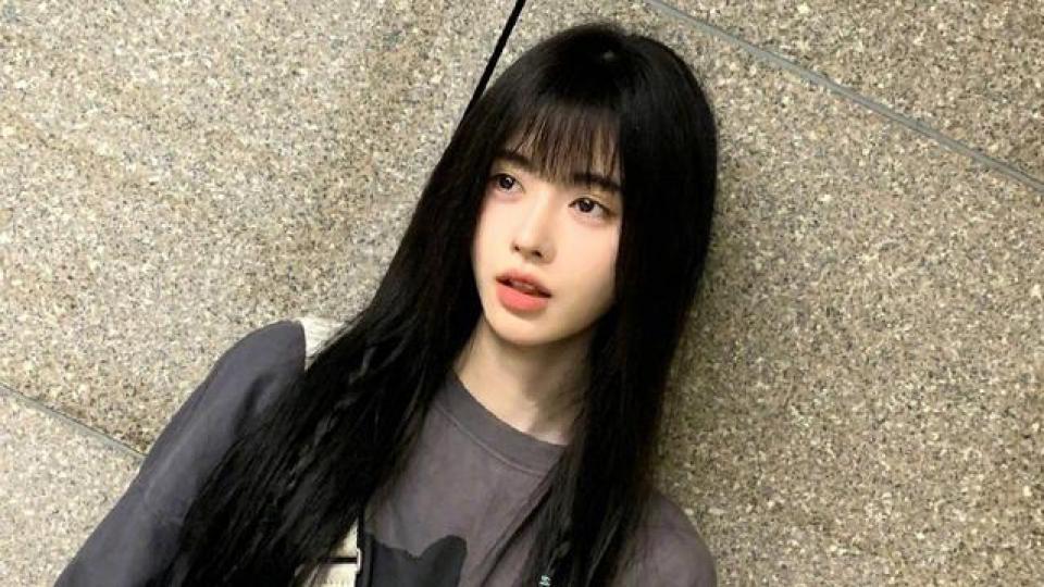 鞠婧祎分享日常生活美照 黑长直齐刘海造型青春活力满满