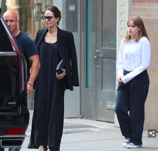 安吉丽娜·朱莉让15岁女儿当助理惹争议，网友：太自私