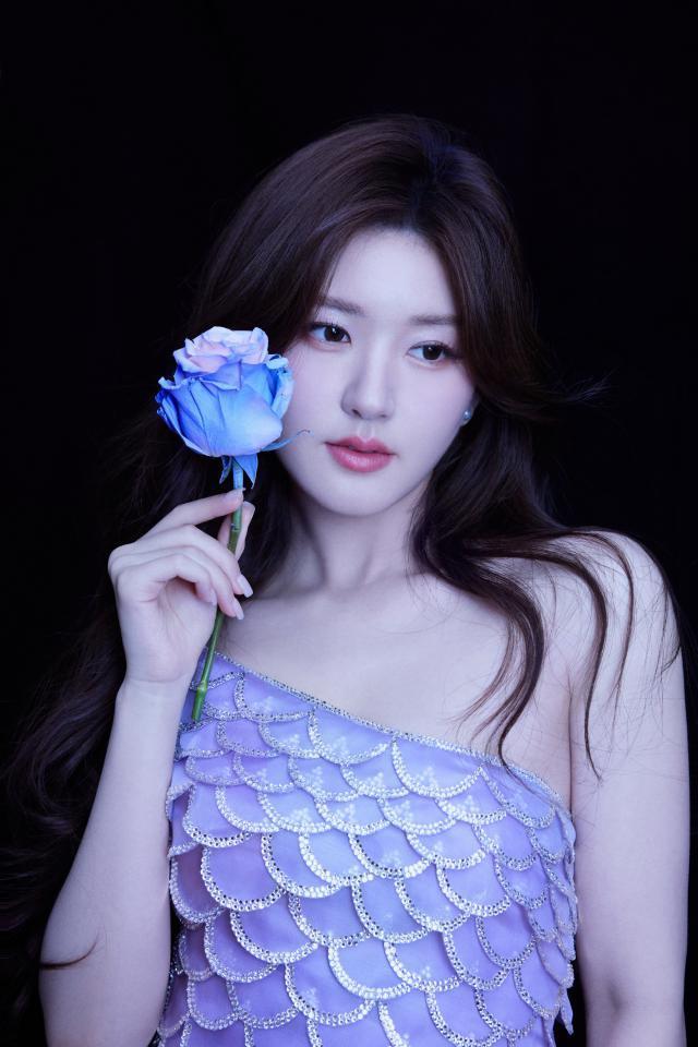 好仙！赵露思穿紫色人鱼裙肤白貌美