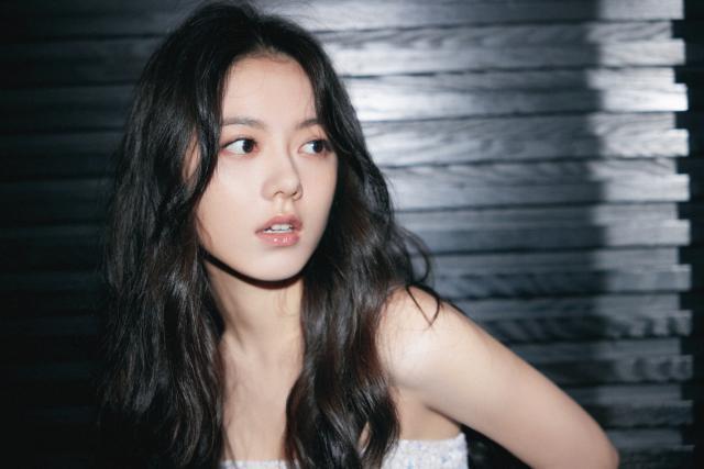 赵今麦穿流苏吊带裙露美腿 笑容甜美治愈