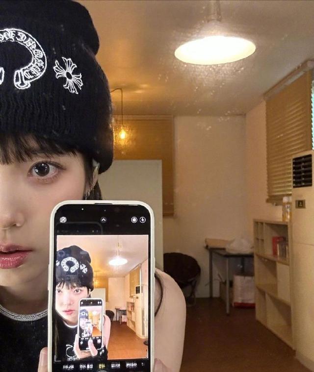 IU齐刘海毛线帽造型释出 对镜自拍WINK清甜元气