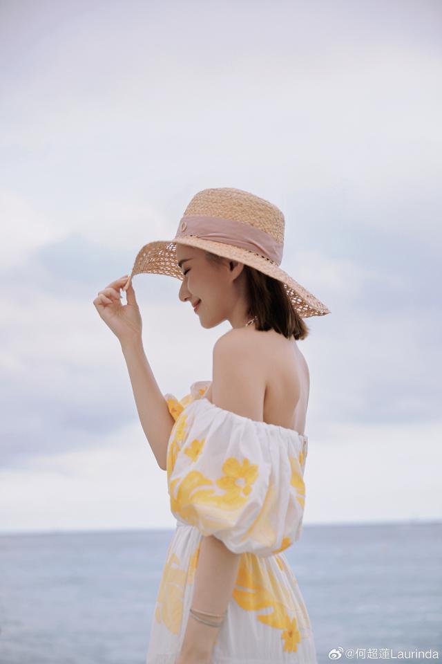 何超莲晒海边度假照 戴草帽穿花裙笑容甜
