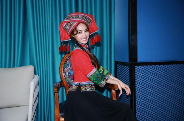 蔡依林分享南宁美食vlog 穿壮族服饰扎双麻花辫甜美可爱