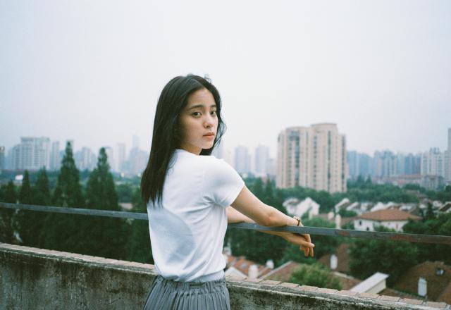 欧阳娜娜穿白T配短裙 校园风造型清纯可人