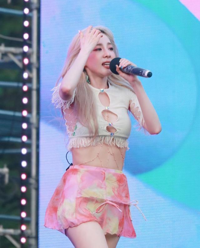 为了恋情不被曝光，她选择了网恋