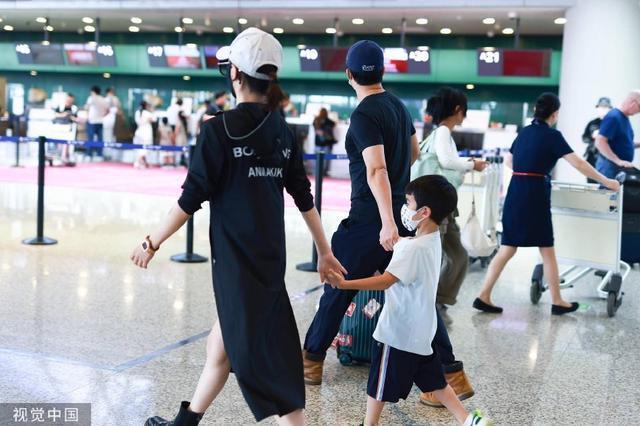 吴京谢楠带儿子现身机场 一家三口手牵手幸福满满