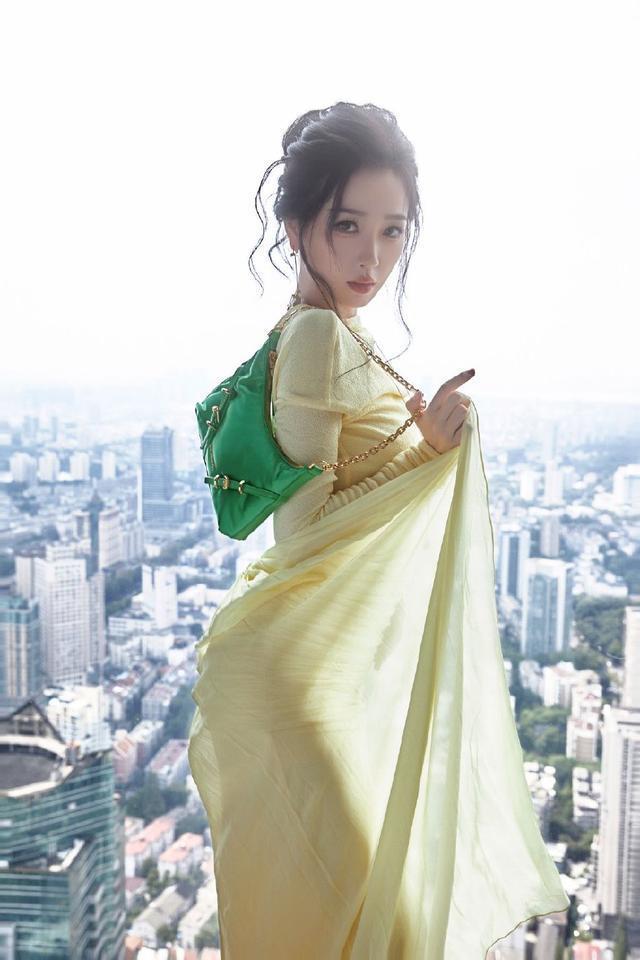 虞书欣鹅黄色长裙显淡雅气质 妆容精致尽显熟女魅力