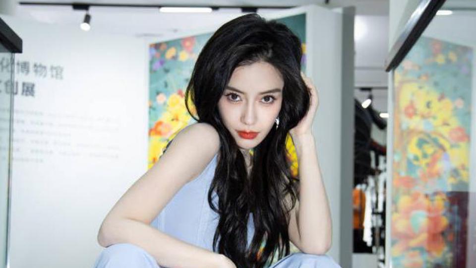 Angelababy穿蓝色运动装秀蚂蚁腰 黑发红唇酷飒甜美