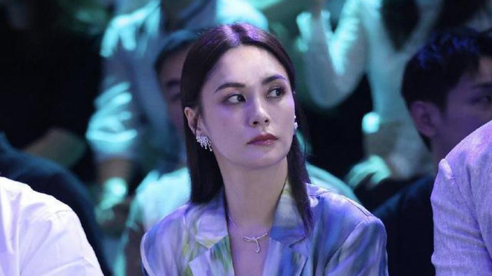 钟欣潼晕染印花西装造型现身 台下优雅看秀生图好美