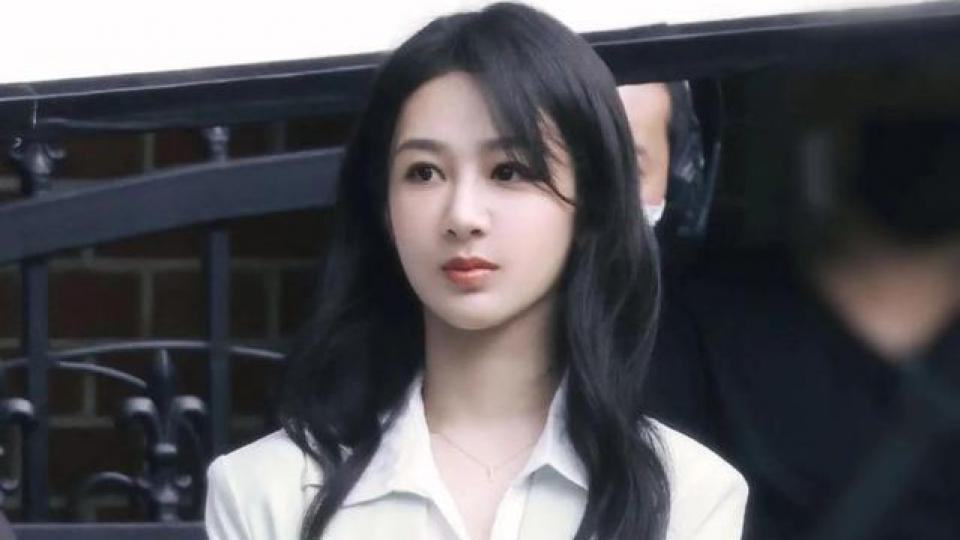 杨紫新剧《承欢记》路透 穿白西装长发披肩温婉知性