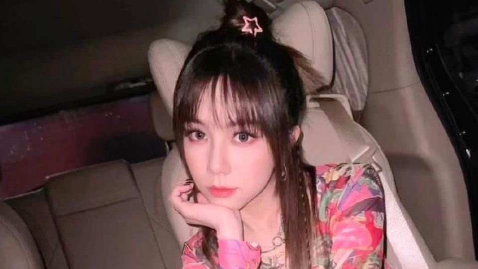 邓紫棋刘海造型曝光超减龄 丸子头编发粉嫩俏皮