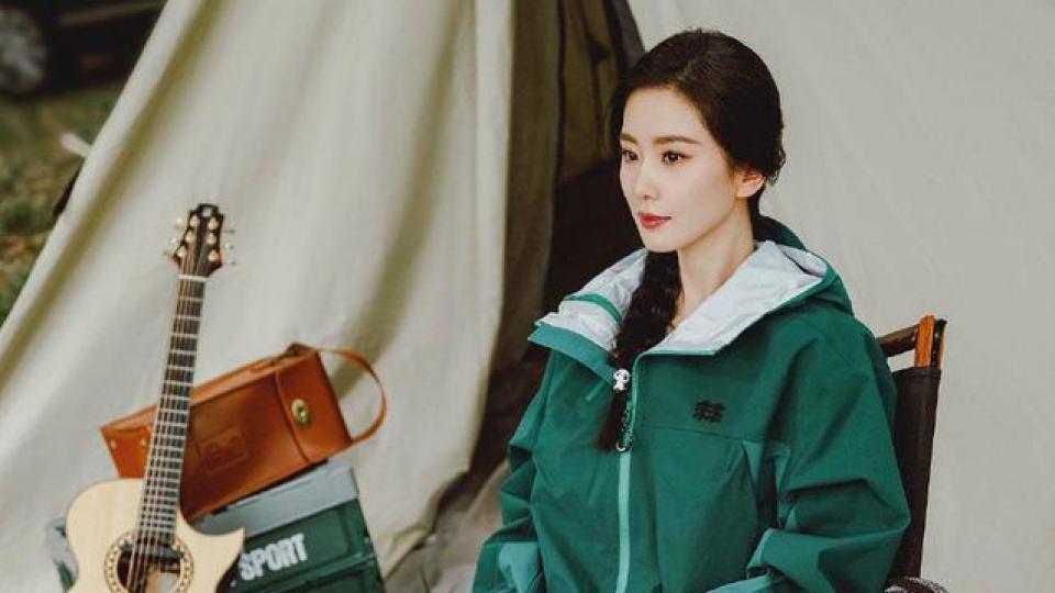 刘诗诗绿色户外运动穿搭露营 单麻花辫造型活泼休闲