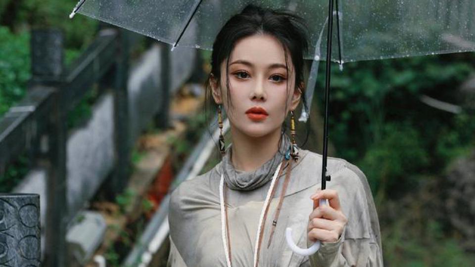张馨予雨天撑伞写真曝光 抬眸看雨五官精致动人