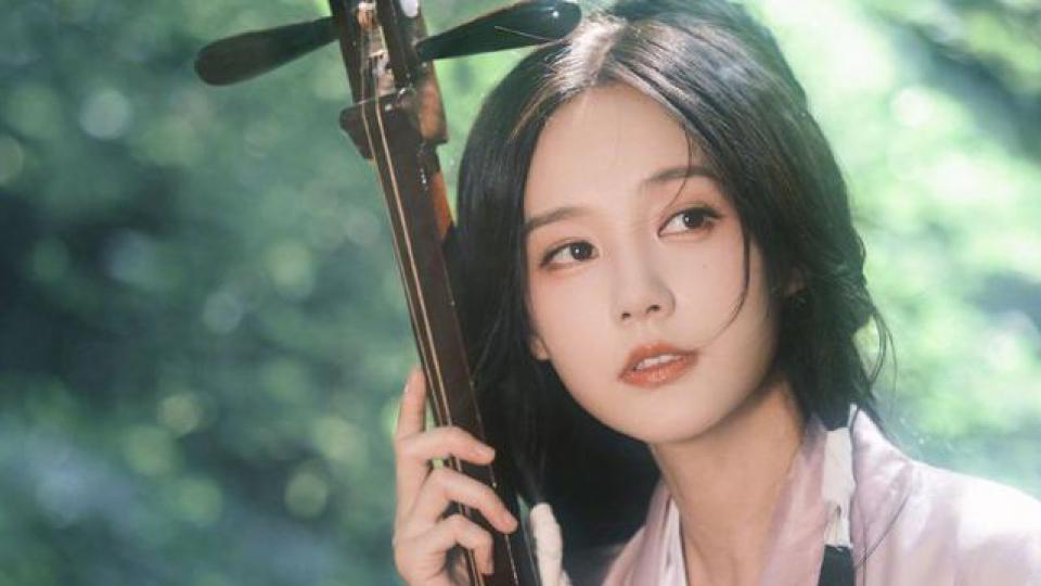 李一桐红发带古装造型写真曝光 水边回眸温婉似画中人