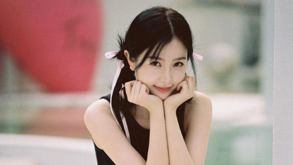 虞书欣粉色纱裙造型写真曝光 双手托腮甜笑轻柔灵动