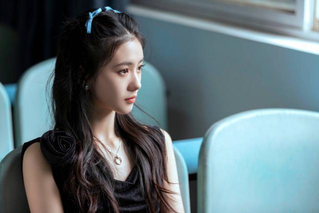 刘浩存重返校园宣传新片 双眸灵动清纯可爱