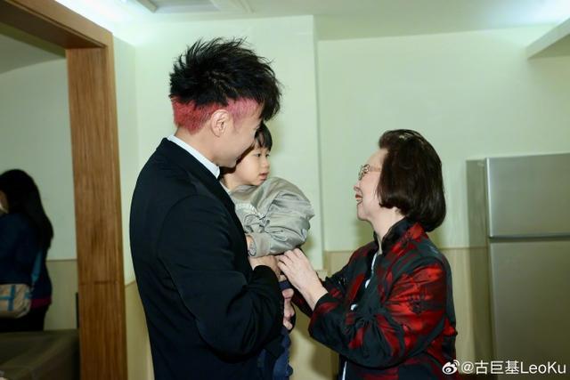 古巨基晒与琼瑶合影 携家人见面写长文表达感激