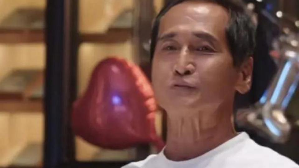 63岁齐秦近况曝光，现身酒会老得脱相认不出，与美女富婆显亲昵