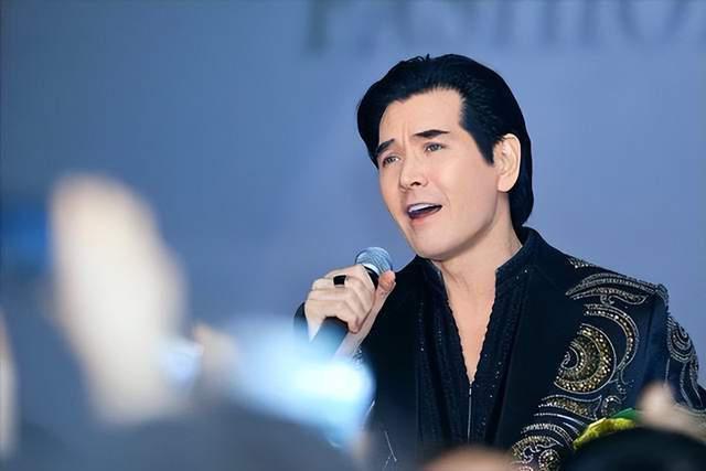 妈妈的偶像在秀胸肌，我的爱豆在牢里踩缝纫机